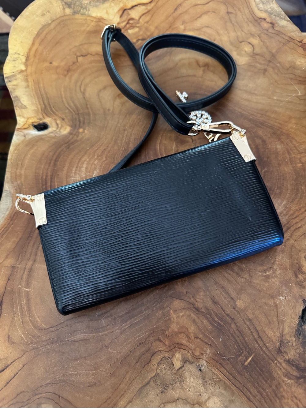 just in 🔥 Louis Vuitton Black EPI wallet converted Crossbody - Picture 4 of 17